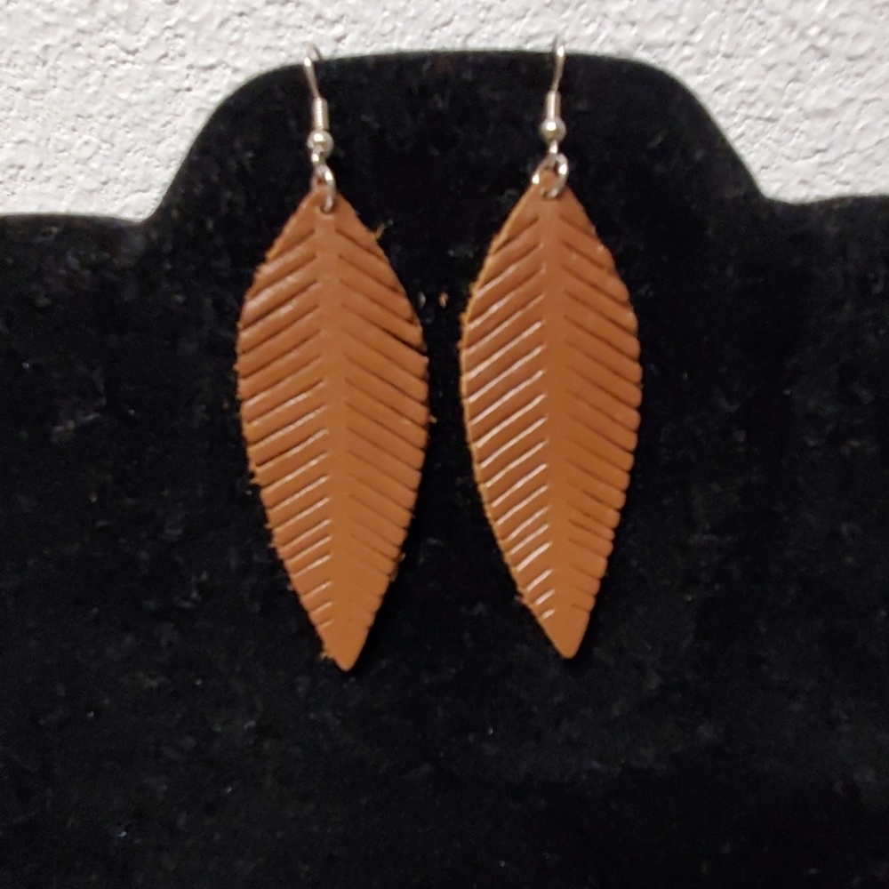 Hand made | Leather leaf cut earungs.
